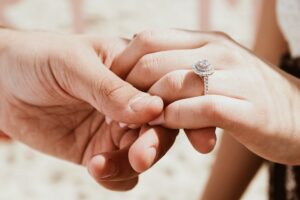 好きな人に彼女がいるか確かめる方法！彼女持ち男子の特徴から見極める
