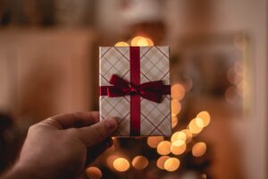誕生日やクリスマスにプレゼントをくれない彼氏の心理!おねだりしても良い?